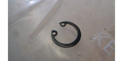 Стопорное кольцо пальца поршня